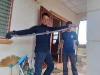 ดับเพลิงนครแม่สอด ออกจับงูบ้านประชาชน ซอยร้านลาบคนเมือง