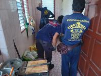 ดับเพลิงนครแม่สอด ออกจับงูบ้านประชาชน ซอยร้านลาบคนเมือง