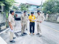 ผอ.กองยุทธศาสตร์และงบประมาณ ลงพื้นที่ตรวจรับโครงการปรับปรุงเสริมผิวจราจรแอสฟัสฟ์ติกคอนกรีต พร้อมยกฝาท่อระบายน้ำ บริเวณถนนชิดวนา ถนนชุมชนประชารักษ์ และถนนชุมชนสักทอง