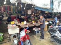 งานเทศกิจนครแม่สอด ออกตรวจความเรียบร้อยและจัดระเบียบตลาดเทศบาลนครแม่สอด 28 ส.ค.2566