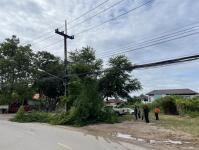 ดับเพลิงแม่สอด ออกตัดต้นไม้พาดผ่านสายไฟฟ้า หน้า ps gym ชุมชนร่วมแรง