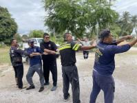 ดับเพลิงแม่สอด ออกตัดต้นไม้พาดผ่านสายไฟฟ้า หน้า ps gym ชุมชนร่วมแรง