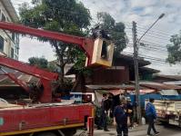 ดับเพลิงนครแม่สอด ออกตัดต้นไม้ บริเวณสี่แยกร้านขายปลา ชุมขนบัวคูณ