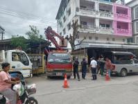 ดับเพลิงนครแม่สอด ออกตัดต้นไม้ บริเวณสี่แยกร้านขายปลา ชุมขนบัวคูณ