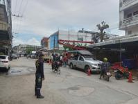 ดับเพลิงนครแม่สอด ออกตัดต้นไม้ บริเวณสี่แยกร้านขายปลา ชุมขนบัวคูณ