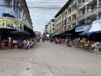 งานเทศกิจนครแม่สอด ออกะจัดระเบียบตลาดเทศบาลนครแม่สอดพร้อมอำนวยความสะดวกการจราจร กรณีกองช่างสุขาฯ ทำงาน 31 ส.ค.2566