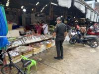 งานเทศกิจนครแม่สอด ออกะจัดระเบียบตลาดเทศบาลนครแม่สอดพร้อมอำนวยความสะดวกการจราจร กรณีกองช่างสุขาฯ ทำงาน 31 ส.ค.2566
