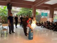 ดับเพลิงแม่สอด ออกให้ความรู้ด้านการดับเพลิงขั้นต้น ให้กับ นศท.โรงเรียนสรรพวิทยาคม