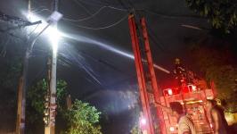 ดับเพลิงแม่สอด ออกระงับเหตุเพลิงไหม้สายไฟฟ้า ก่อนถึงสะพานชุมชนร่วมแรง