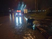 ดับเพลิงนครแม่สอด ออกนำเศษใบไม้ ขยะ ออกจากทางไหลของน้ำแยกโรบินสันแม่สอด