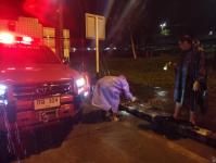 ดับเพลิงนครแม่สอด ออกนำเศษใบไม้ ขยะ ออกจากทางไหลของน้ำแยกโรบินสันแม่สอด