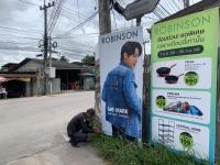 เทศกิจแม่สอด ออกดำเนินการจัดเก็บป้ายที่หมดอายุการติดตั้ง บริเวณแยกร้านกิ้กกะเฮิร์ท