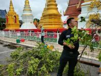 ดับเพลิงนครแม่สอด ออกตัดต้นไม้ภายในวัดบุญญาวาส