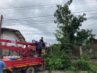 ดับเพลิงนครแม่สอด ออกตัดต้นไม้(มะม่วง) พาดผ่านสายไฟฟ้าชุมชนประชารักษ์ หลังน้ำดื่มเจอาร์