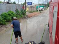 ดับเพลิงแม่สอด ออกฉีดล้างถนนหน้าซอยเข้าหมู่บ้านพรพระวอ
