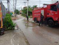 ดับเพลิงแม่สอด ออกฉีดล้างถนนหน้าซอยเข้าหมู่บ้านพรพระวอ