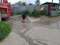 ดับเพลิงแม่สอด ออกฉีดล้างถนนหน้าซอยเข้าหมู่บ้านพรพระวอ