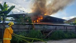 ดับเพลิงแม่สอด ออกระงับเหตุเพลิงไหม้บ้านประชาชน หน้าปั๊มน้ำมันนอร์ท ถนนราษฎร์อุทิศ