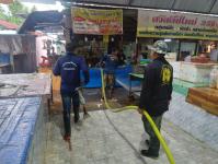 ดับเพลิงแม่สอด ออกฉีดล้างทำความสะอาดตลาดบ้านเหนือ