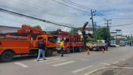 ดับเพลิงนครแม่สอด ออกตัดต้นไม้พาดผ่านสายไฟฟ้าตรงข้ามโรงเรียนแม่สอด