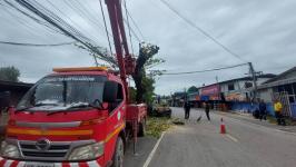 ดับเพลิงนครแม่สอด ออกตัดต้นไม้พาดผ่านสายไฟฟ้าตรงข้ามโรงเรียนแม่สอด