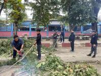 ดับเพลิงแม่สอด ออกตัดต้นไม้ภายในโรงเรียนเทศบาลวัดชุมพลคีรี