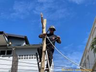 ดับเพลิงแม่สอด ออกตัดต้นไม้แนวสายไฟฟ้า บริเวณหลัง บริษัท AIA