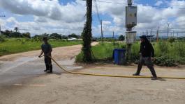 ดับเพลิงแม่สอด ออกฉีดล้างถนนสมัครสรรพการ กรณีผู้รับเหมาขนดินหล่นบริเวณถนน