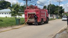 ดับเพลิงแม่สอด ออกฉีดล้างถนนสมัครสรรพการ กรณีผู้รับเหมาขนดินหล่นบริเวณถนน