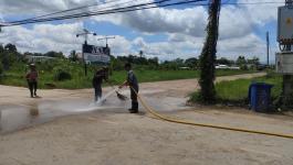 ดับเพลิงแม่สอด ออกฉีดล้างถนนสมัครสรรพการ กรณีผู้รับเหมาขนดินหล่นบริเวณถนน