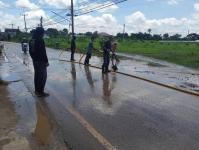 ดับเพลิงแม่สอด ออกฉีดล้างถนนสมัครสรรพการ กรณีผู้รับเหมาขนดินหล่นบริเวณถนน