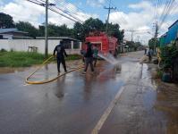 ดับเพลิงแม่สอด ออกฉีดล้างถนนสมัครสรรพการ กรณีผู้รับเหมาขนดินหล่นบริเวณถนน