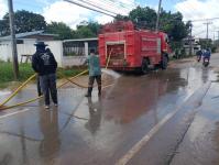 ดับเพลิงแม่สอด ออกฉีดล้างถนนสมัครสรรพการ กรณีผู้รับเหมาขนดินหล่นบริเวณถนน