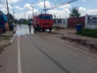 ดับเพลิงแม่สอด ออกฉีดล้างถนนสมัครสรรพการ กรณีผู้รับเหมาขนดินหล่นบริเวณถนน