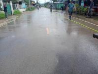 ดับเพลิงแม่สอด ออกฉีดล้างถนนสมัครสรรพการ กรณีผู้รับเหมาขนดินหล่นบริเวณถนน