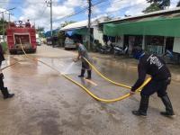 ดับเพลิงแม่สอด ออกฉีดล้างถนนสมัครสรรพการ กรณีผู้รับเหมาขนดินหล่นบริเวณถนน