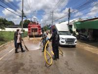 ดับเพลิงแม่สอด ออกฉีดล้างถนนสมัครสรรพการ กรณีผู้รับเหมาขนดินหล่นบริเวณถนน