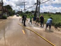 ดับเพลิงแม่สอด ออกฉีดล้างถนนสมัครสรรพการ กรณีผู้รับเหมาขนดินหล่นบริเวณถนน