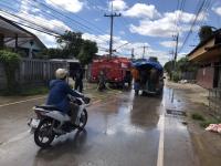 ดับเพลิงแม่สอด ออกฉีดล้างถนนสมัครสรรพการ กรณีผู้รับเหมาขนดินหล่นบริเวณถนน