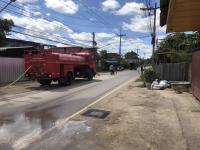 ดับเพลิงแม่สอด ออกฉีดล้างถนนสมัครสรรพการ กรณีผู้รับเหมาขนดินหล่นบริเวณถนน