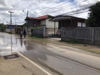 ดับเพลิงแม่สอด ออกฉีดล้างถนนสมัครสรรพการ กรณีผู้รับเหมาขนดินหล่นบริเวณถนน