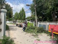 ดับเพลิงนครแม่สอด ออกตัดต้นไม้พาดผ่านสายไฟฟ้า บริเวณชุมชนวัดหลวง