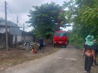 ดับเพลิงแม่สอด ออกตัดกิ่งไม้พาดผ่านสายไฟฟ้า บริเวณหลังอู่ช่างลือ