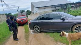 ดับเพลิงนครแม่สอด ออกช่วยเหลือประชาชน เหตุรถยนต์ติดหล่ม ซอยร้านก๋วยเตี๋ยวบ้านดิน