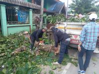 ดับเพลิงแม่สอด ตัดต้นไม้ หน้าบ้านประชาชน บริเวณถนนแม่สอด-แม่ตาว ทางไปโรงพยาบาลแม่สอด อำเภอแม่สอด จังหวัดตาก