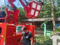 ดับเพลิงแม่สอด ตัดต้นไม้ หน้าบ้านประชาชน บริเวณถนนแม่สอด-แม่ตาว ทางไปโรงพยาบาลแม่สอด อำเภอแม่สอด จังหวัดตาก