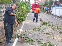 ดับเพลิงแม่สอด ออกตัดต้นไม้ตามคำร้อง บริเวณซอยอินทรคีรี ชุมชนบ้านเหนือ