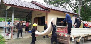 ช่วยเหลือประชาชนเคลื่อนย้ายผู้สูงอายุและผู้พิการออกจากบ้านเรือนที่ได้รับผลกระทบฝนตกหนัก