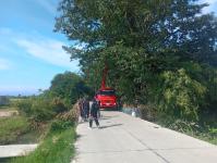 ดับเพลิงแม่สอด ออกตัดต้นไม้พาดสายไฟฟ้า บริเวณทางชลประทาน ชุมชนบัวคูณ