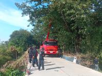 ดับเพลิงแม่สอด ออกตัดต้นไม้พาดสายไฟฟ้า บริเวณทางชลประทาน ชุมชนบัวคูณ